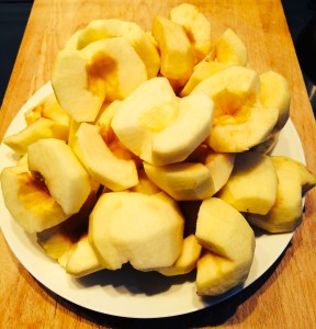 pommes coupées en moitié, pelées et épépinées