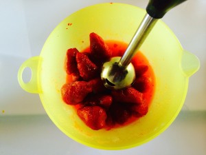 fraises préparées pour être mixées