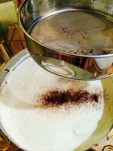 chocolat en poudre saupoudré à l'aide d'un tamis