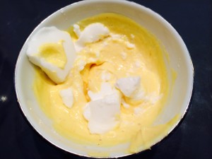 incorporation des blancs en neige au mélange mayo, moutarde piment de cayenne