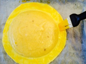 badigeaonnez avec du jaune d'oeuf à l'aide d'un pinceau alimentaire les bords de la pâte