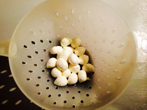 billes de mozzarella égouttées dans une passoire