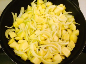 cuisson des oignons et des pommes de terre