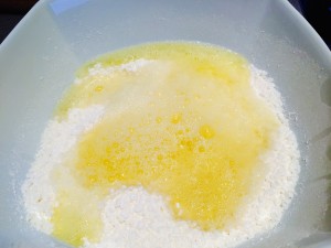 ajout des blancs d'oeufs au mélange farine gros sel
