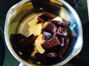 fondre le chocolat et le beurre dans une casserole