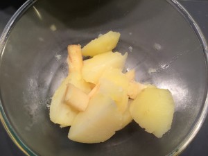 panais et pommes de terre cuits dans un récipient
