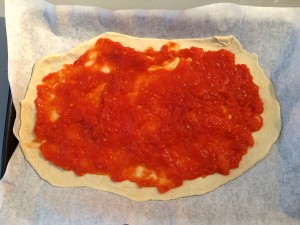 coulis de tomate sur pâte à pizza