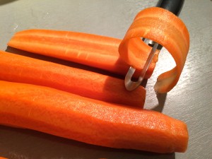 réalisation tagliatelles de carottes avec un économe