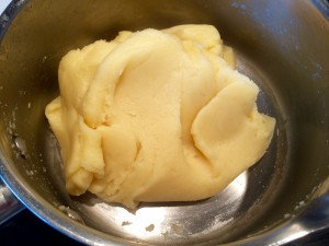 pâte se décollant des bords de la casserole (panade)