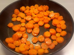 ajout des carottes dans une casserole