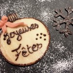 décoration de Noël : plaque en pâte d'amande et flocon en chocolat