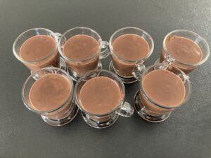 crème dessert au chocolat dans tasses