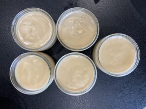 crème dessert au caramel dans les petits pots