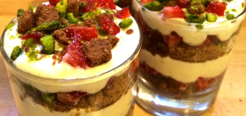 Tiramisu fraises pistaches spéculoos