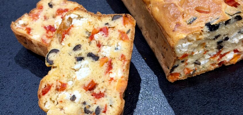 Cake poivrons olives noires feta basilic