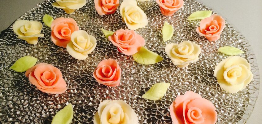 Roses en pâte d&rsquo;amande