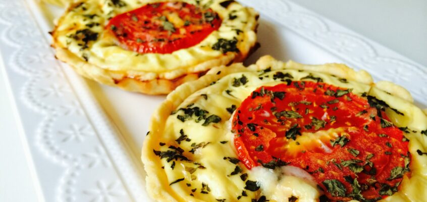 Tarte olives noires chèvre tomates basilic