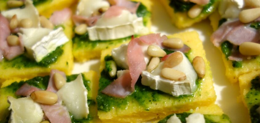 Tartines polenta pesto chèvre bacon