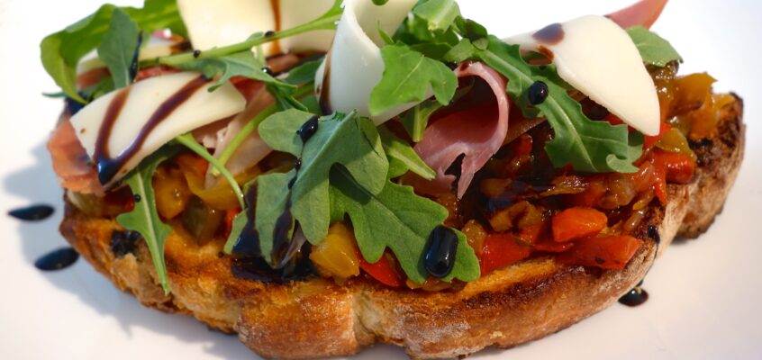 Tartine poivrons jambon roquette